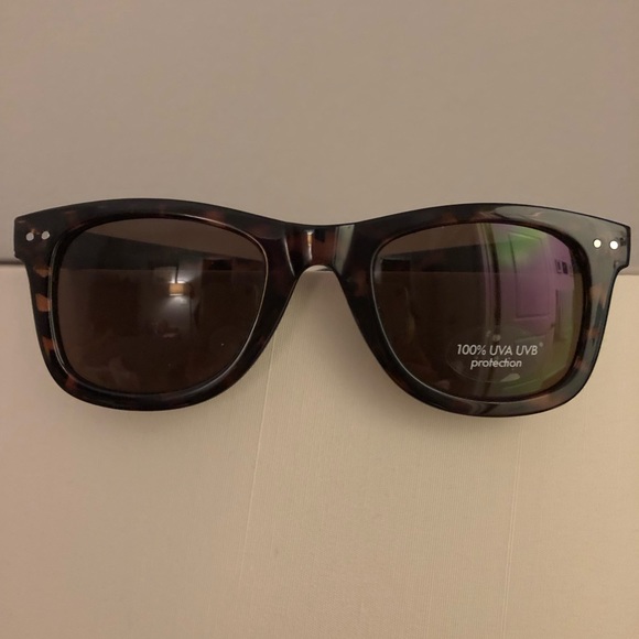Banana Republic Accessories - ‘SALE’ BRAND NEW Banana Republic Wayfarer Sunnies